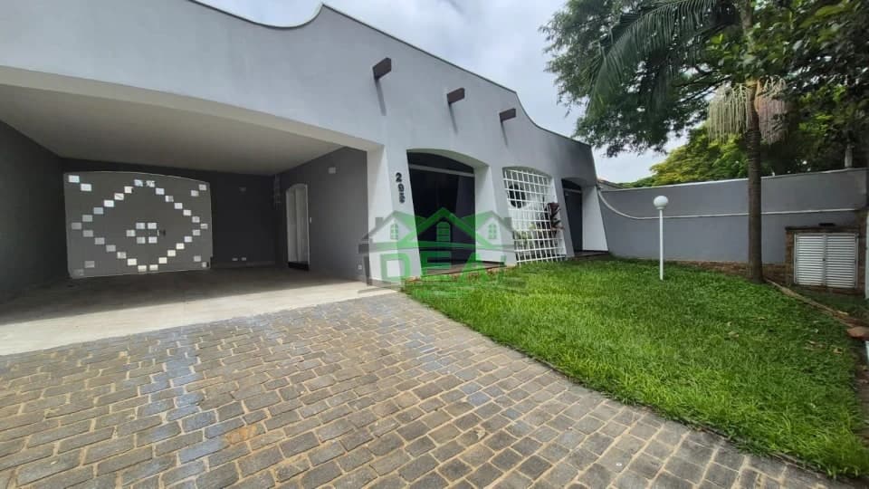 Excelente Casa Térrea , Totalmente Reformada, 3 Suítes,4 vagas