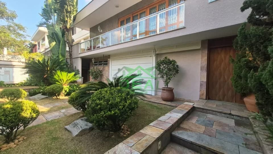 Linda Casa com 4 suítes,6 vagas de garagem . Lazer completo